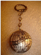 B09 / VINTAGE ANCIEN PORTE CLÉS METAL DIMA LA TERRE diametre 2.8 cm environ