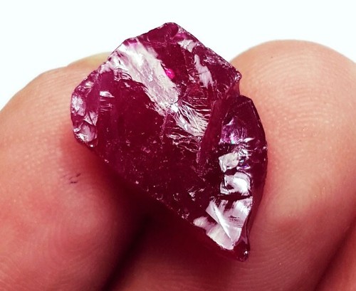 Pierre naturelle rouge rubis - pierre,