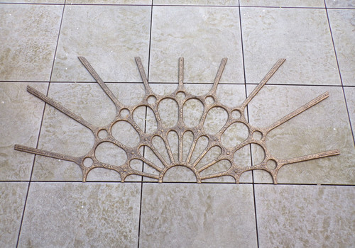 ANCIEN-BRUTALISTE-GRILLE-DéCO