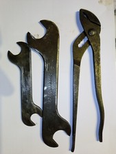 lot de 3 OUTILs ANCIENS Pince et 2 clefs plate Peugeot fréres dans leur jus 