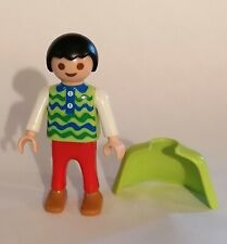 Playmobil 4413 personnage enfant client avec sa cape verte , salon de coiffure