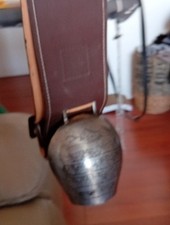 Cloche sculptée poya avec Collier en cuir