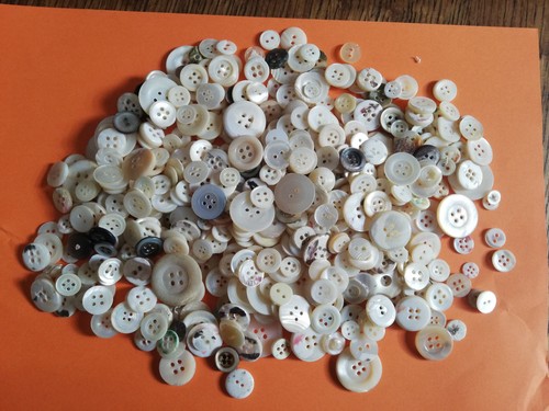 Lot environ 600 - 600, boutons