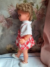 Le vêtement  robe-jupe  d'origine d'une poupée Bella des années 70