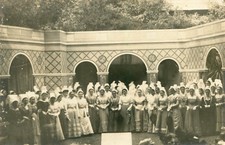 Carte PHoto à identifier Troupe Spectacle dans un décor antique