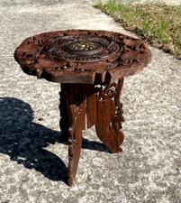 Guéridon ou sellette pratique pour divers fonctions . En bois sculpté et petite