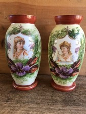 Paire de vases en opaline Napoléon III à décor de portrait de femmes.