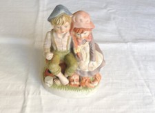 couple d'enfants en biscuit sur un banc - très bon état