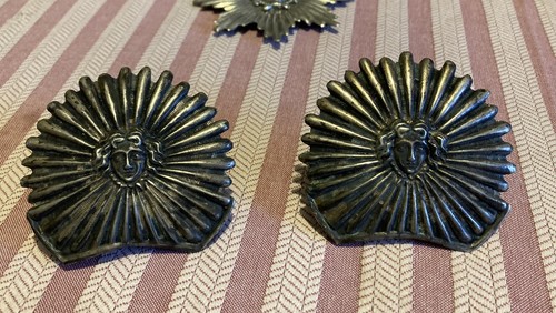 Paire rosaces jugulaires - de,