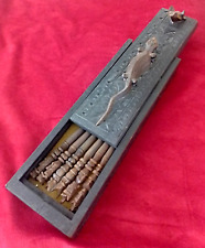 BOITE DE 6 BAGUETTES CHINOISES EN BOIS SCULPTES ANCIENNES A DECORS DIFFERENTS