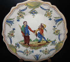 Assiette Moustiers XVIIIe / XIXe  " Le DUEL " personnages grotesques