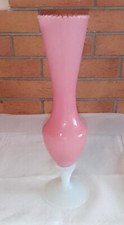 Vase en opaline rose pied