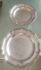 2 PLATS  DE SERVICE RONDS MÉTAL ARGENTÉ A DÉCOR FILETS STYLE LOUIS XV 