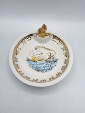 Assiette chauffante à bouillie en porcelaine à décor de bateaux signée Limoges