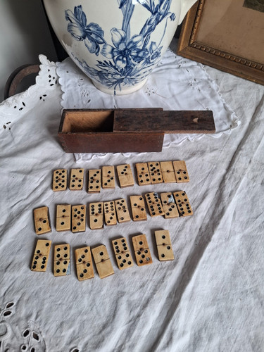 Ancien jeu dominos non - ancien,