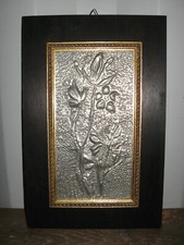 ANCIEN TABLEAU EN ÉTAIN REPOUSSÉ REPRÉSENTANT DES FLEURS