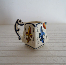 Ancien pot a lait / pichet faience de Pau décor fleurs de Lys et armoiries Pau