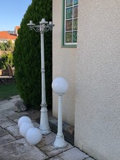 lampadaires de jardin pour restauration avec boules diffuseurs en bon état.