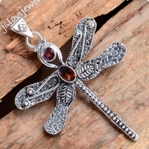 Pendentif femme libellule - , en