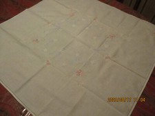 NAPPE A THE BRODEE MAIN blanche avec fleurs/jour  85X85 CM  NEUVE + 4 serviettes