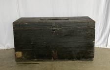 Ancienne malle en bois noirci