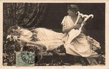 CPA - Jeune femme sur une méridienne, jeune homme et Lyre