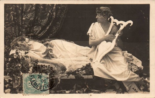 Cpa jeune femme - femme, sur
