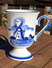 Tasse sur pied style Delft