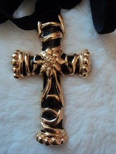 Collier vintage, gros pendentif croix doré et noir sur ruban velours. Bon état. 