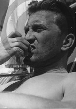 Kirk DOUGLAS portrait torse nu - Photo de presse originale 18x13cm