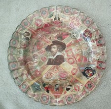 ANCIENNE ASSIETTE EN VERRE COLLAGE COLLECTION DE BAGUES DE CIGARES