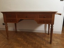 un bureau en bois massif couleur acajou avec son plateau recouvert de cuir vert 