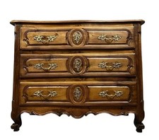 commode Lyonnaise galbée époque Louis XV en noyer massif vers 1750