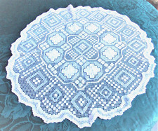 NAPPERON  FILET RELIEF ENTIEREMENT BRODE MAIN ROND DE 70cm BLANC***