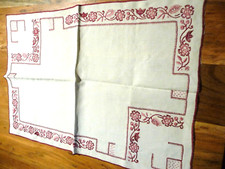 Napperon  lin ancien brodé de fleurs roses ( ref 33 )