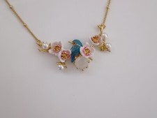 Collier floral avec un oiseau "martin pécheur". Collier en plaqué or émaillé.