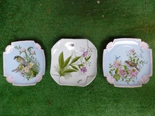 3 assiettes anciennes en porcelaine anglaise décorées à la main datée APRIL 1889