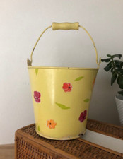 Petit seau cache pot en métal imprimé fleuri sur fond jaune