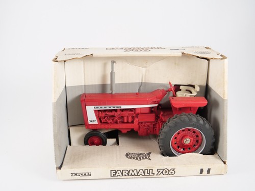Ertl tracteur farmall - ,