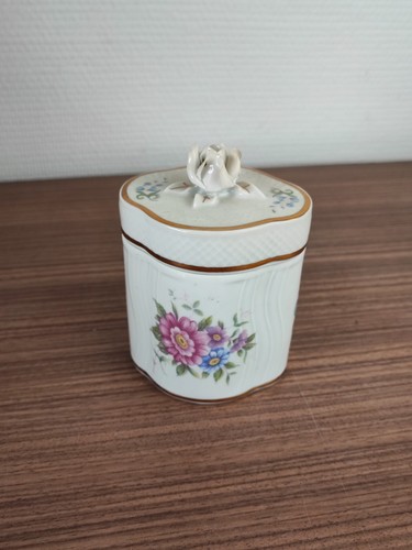 Joli pot avec couvercle signé