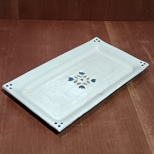 Plat À Cake En Céramique, Rectangulaire, Signé Sally Fleurs Bleues,Couleur Beige