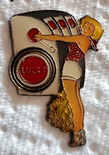 A25 Pin's Pins Pin épinglette Cigarette Tabac Femme Pin Up Lucky Strike