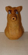 PICHET. BROC CRUCHE A EAU ZOOMORPHE. FORME COCHON POTERIE NON IDENTIFIEE, KITSCH