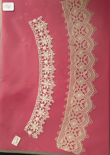 Dentelle ancienne sur carton - ,