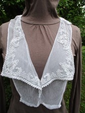 col châle tulle brodé