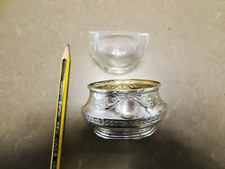 Salière ancienne en métal argenté et son contenant en verre 