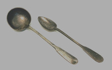 Louche et cuillère à ragout en étain monogrammés . XVIII siècle .
