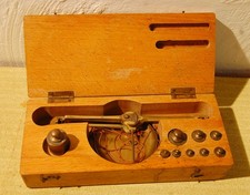 TRES BON ÉTAT .DÉBUT 20 EME.TRÉBUCHET  DE BIJOUTIER.DANS SON  COFFRET.+ 9 POIDS