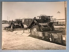 2 photos de presse tracteur batteuse OLIVER Casablanca "Vigie Marocaine"