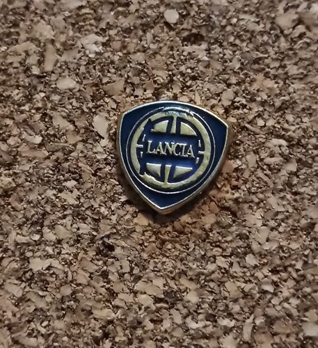 Pin lancia italy automobile - pin's,